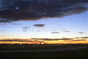 Berlin  Abends beim Flughafen Tempelhof