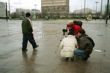Berlin  Amateurfilmer auf dem Alexanderplatz