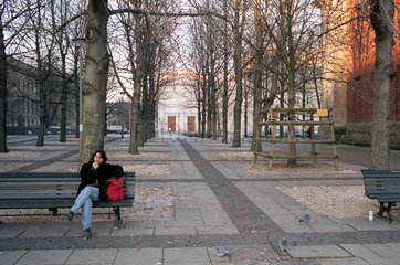 Berlin  Mann auf Parkbank in Mitte