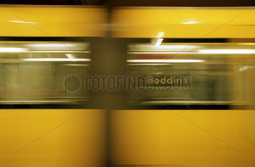 Berlin  einfahrender U-Bahnzug