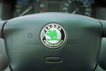 Autolenkrad mit dem Emblem des tschechischen Autoherstellers Skoda