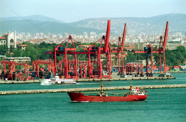 Frachtschiff auf der Bosporus-Meeresenge  Istanbul