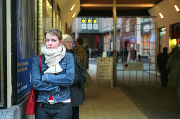 Berlin  wartende junge Frau an den Hackeschen Hoefen in Mitte