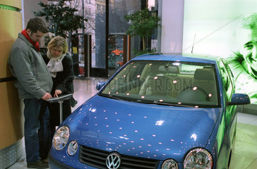 Berlin  Besucher informieren sich ueber den VW Lupo