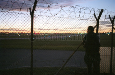 Berlin  Abends beim Flughafen Tempelhof