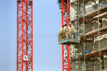 Berlin  Bauarbeiter in einem Bauaufzug