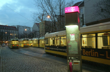 Berlin  Telefonzelle an einem Sammelpunkt fuer Strassenbahnen