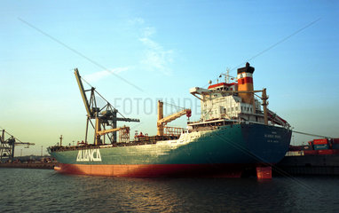 Containerschiff der Alianca Brasil im Hamburger Containerhafen