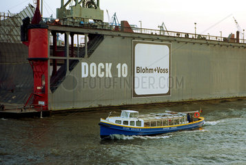 Ausflugsdampfer vor Dock 10 der Werft Blohm & Voss
