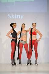 Berlin  Deutschland  drei Models zeigen Dessous auf einer Modenschau