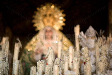 Sevilla  Spanien  niedergebrannte Kerzen vor der Figur der Jungfrau Maria