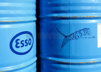 Norwegen  zwei blaue Oelfaesser der Firma Esso