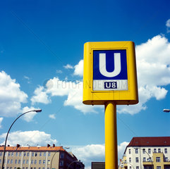 Berlin  Hinweisschild auf die U-Bahn-Linie U8