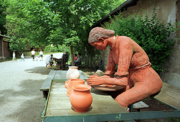 Berlin  eine aus Ton hergestellte Figur beim Toepfern  Domaene Dahlem