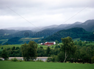 Norwegen  Blick auf einen Bauernhof im Tal
