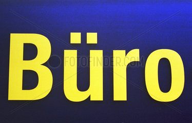 Das Wort BUERO in gelben Buchstaben auf blauem Grund
