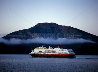 Torghatten  Norwegen  Hurtigrutenschiff MS Midnatsol