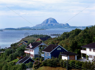Bronnoysund  Norwegen  Blick auf die Skillbotnfjorden