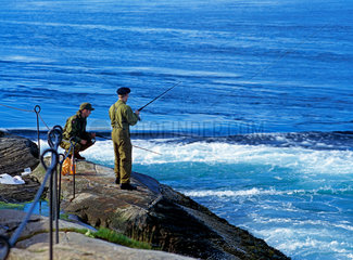Bodo  Norwegen  Soldaten angeln am Saltstraumen