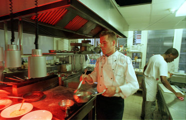 Koch in der Kueche des Restaurants Langhans in Berlin-Mitte  Deutschland