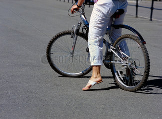 Trondheim  Norwegen  Touristin mit Fahrrad