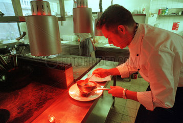 Koch in der Kueche des Restaurants Langhans in Berlin-Mitte  Deutschland