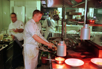 Koeche in der Kueche des Restaurants Langhans in Berlin-Mitte  Deutschland