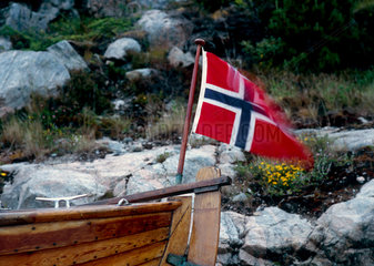 Engesvika  Norwegen  Boot mit norwegischer Flagge