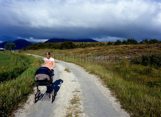 Torghatten  Norwegen  Frau mit Kinderwagen
