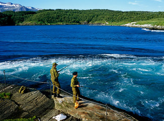 Bodo  Norwegen  Soldaten angeln am Saltstraumen