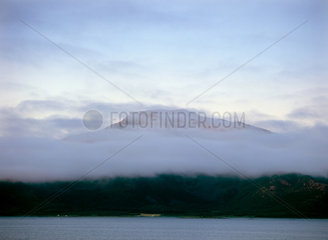 Torghatten  Norwegen  wolkenverhangener Berg