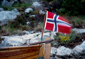 Engesvika  Norwegen  Boot mit norwegischer Flagge