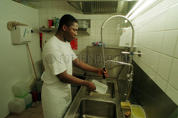 Kuechenhelfer beim Abwasch in der Kueche des Restaurants Langhans in Berlin-Mitte  Deutschland