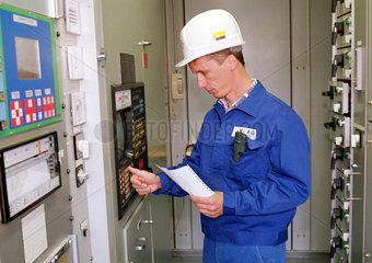 Ein Techniker an einem Schaltkasten im Gasturbinenkraftwerk Ahrensfelde der VEAG (Vereinigte Energiewerke AG) bei Berlin  Deutschland