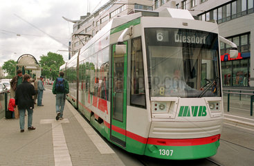 Tram der MVB an einer Haltestelle  Magdeburg  Deutschland