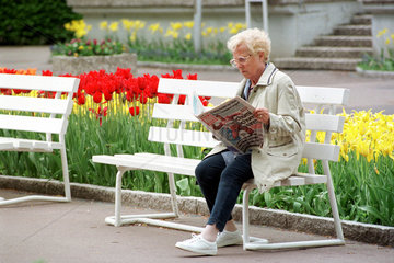 Rentnerin auf einer Parkbank  Bad Lauterberg  Deutschland