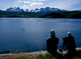 Bodo  Norwegen  Touristen sitzen am Saltstraumen