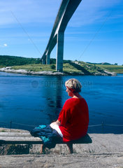 Bodo  Norwegen  einsame Frau sitzt am Saltstraumen