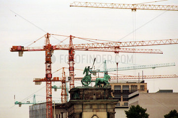Die Quadriga auf dem Brandenburger Tor  umgeben von Baukraenen  Berlin  Deutschland