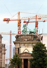 Blick auf das Brandenburger Tor mit Baukraenen  Berlin  Deutschland