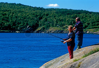Bodo  Norwegen  Touristen angeln am Saltstraumen