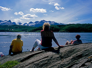Bodo  Norwegen  Touristen sitzen am Saltstraumen