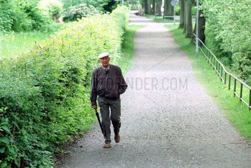 Ein aelterer Mann beim Spaziergang  Bad Lauterberg  Deutschland