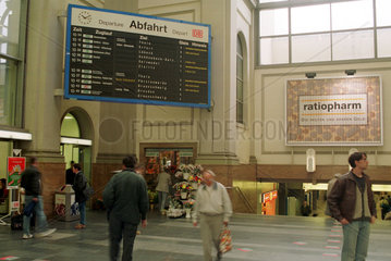Haupthalle mit Anzeigetafel Deutsche Bundesbahn  Magdeburger Hauptbahnhof  Deutschland
