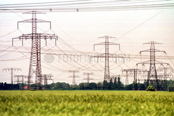 Viele Strommasten in Landschaft  Ahrensfelde bei Berlin  Deutschland