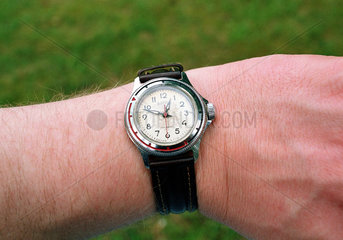 Russische Armbanduhr am Handgelenk eines Mannes