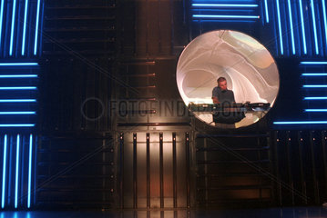 Techno-DJ beim Plattenauflegen inmitten einer Lichtinstallation  IFA 1999  Berlin  Deutschland