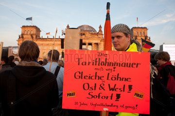 Berlin  Deutschland  Anhaenger der Piratenpartei mit Protestschild