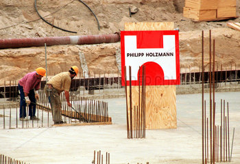 Bauarbeiter auf einer Baustelle der Philipp Holzmann AG am Potsdamer Platz  Berlin  Deutschland