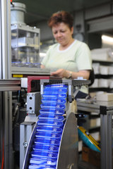 Schwyz  Schweiz  eine Frau verpackt fertige Taschenmesser der Firma Victorinox